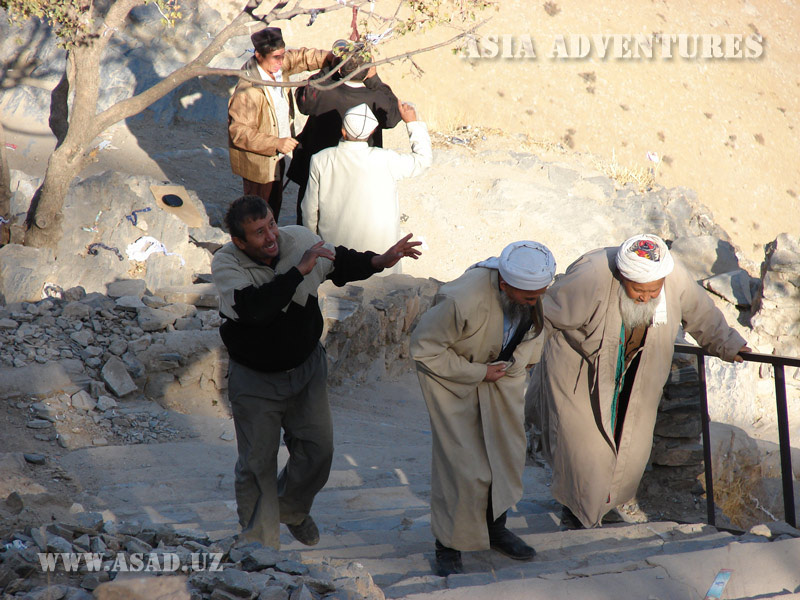 Паломники к пещере Хазрат Дауда