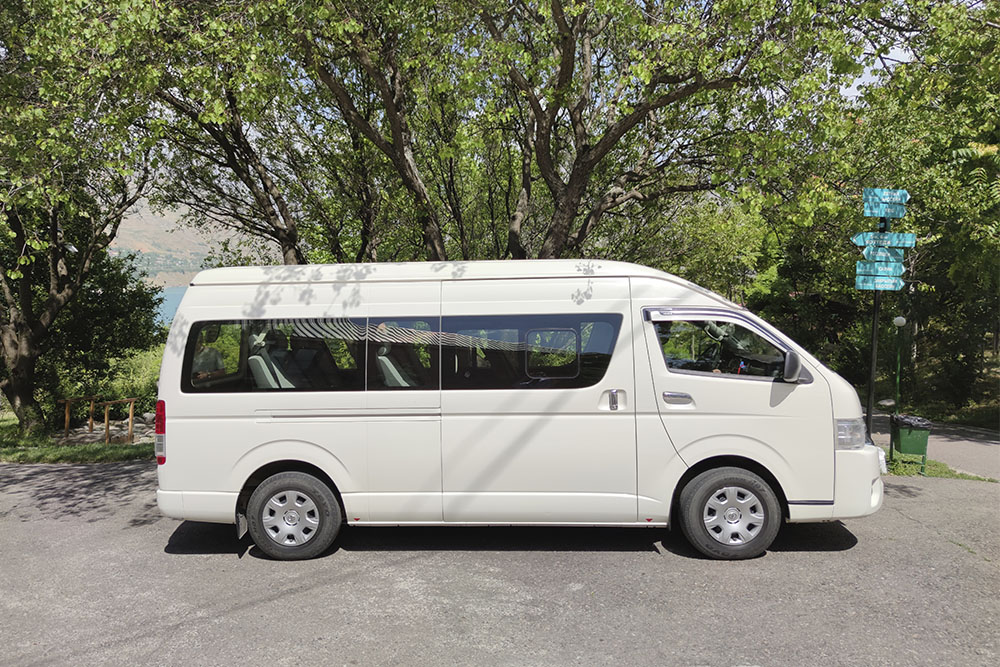 Travel Midi bus TOYOTA HIACE Travel minibus TOYOTA HIACE